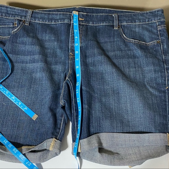 Plus size Women’s jean shorts - Picture 5 of 6